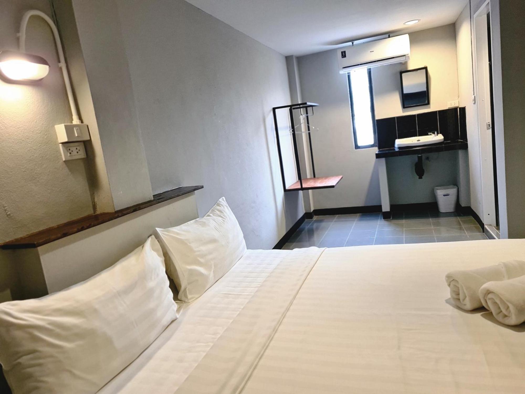 The 8 Factory Hotel Phitsanulok Extérieur photo
