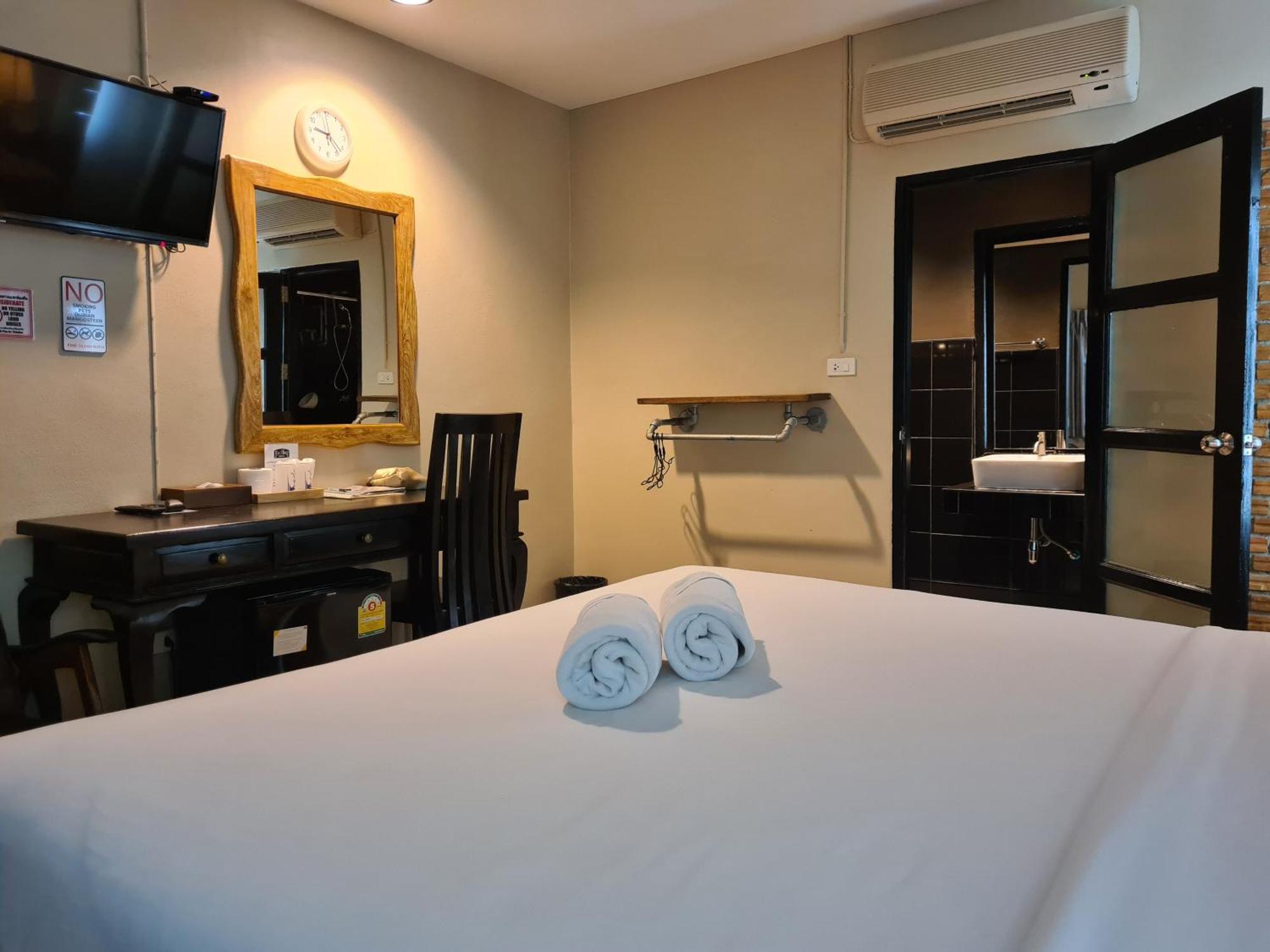 The 8 Factory Hotel Phitsanulok Extérieur photo