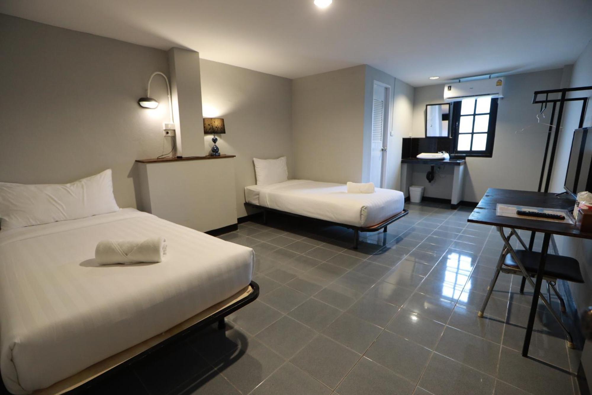 The 8 Factory Hotel Phitsanulok Extérieur photo